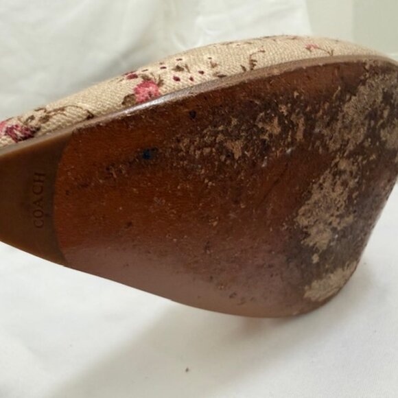 Coach Pump Shoes. Size 9B. Floral print in shades of pink and burgundy - Picture 12 of 14